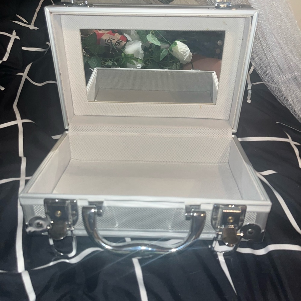 makeup carrier with mirror